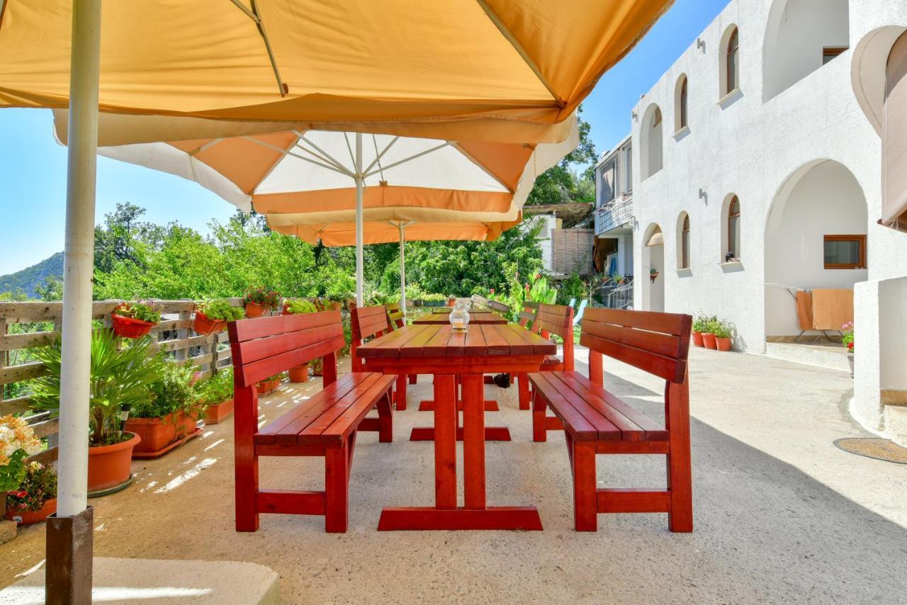Pataki Studios Petrovac Extérieur photo
